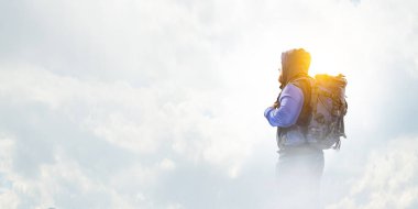 Sırt çantasıyla gezen bir turist