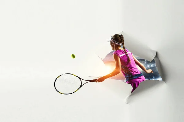 Papel rasgado efeito buraco com jogador de tênis feminino. Meios mistos — Fotografia de Stock