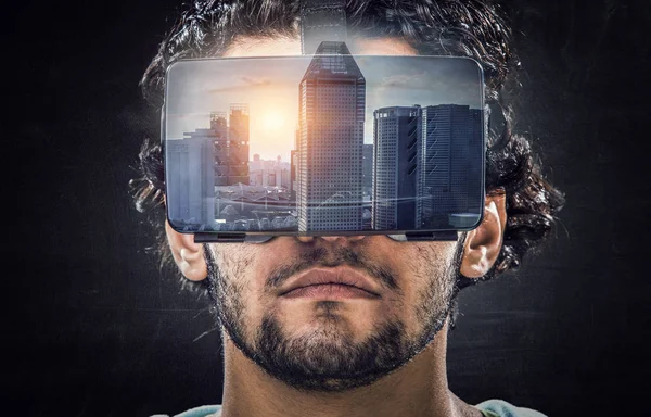 Experiência de realidade virtual e tecnologias do futuro. Meios mistos — Fotografia de Stock