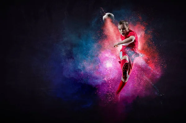 Piccolo giocatore di calcio in azione. Mezzi misti — Foto Stock