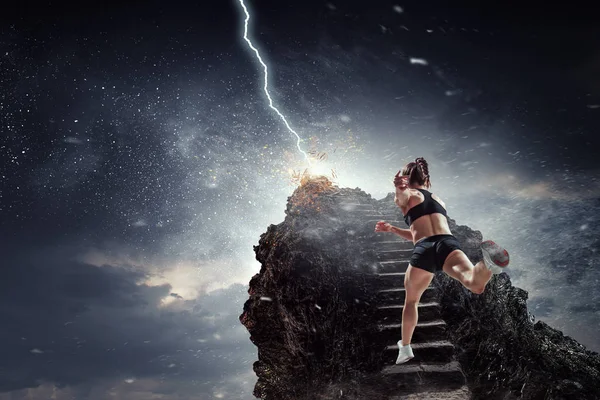 石のはしごの上を走るスポーツウーマン。混合メディア — ストック写真