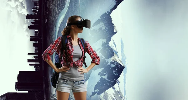 Reizende vrouwelijke toerist met rugzak en VR helm — Stockfoto