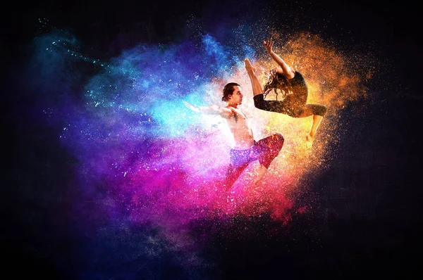 Jóvenes bailarines de ballet modernos en un salto. Medios mixtos —  Fotos de Stock