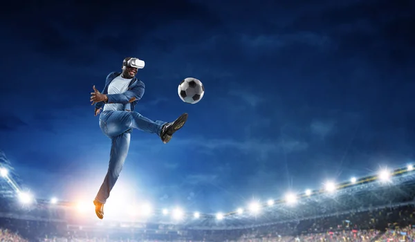 Virtual-Reality-Headset auf einem schwarzen Mann beim Fußballspielen. Gemischte Medien — Stockfoto