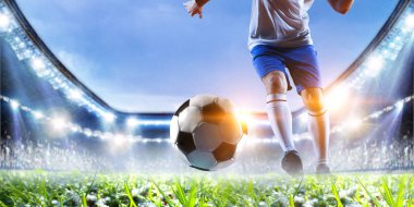 Stadyumdaki futbolcu iş başında. Karışık ortam