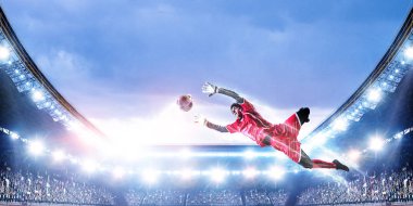 Stadyumdaki futbolcu iş başında. Karışık ortam