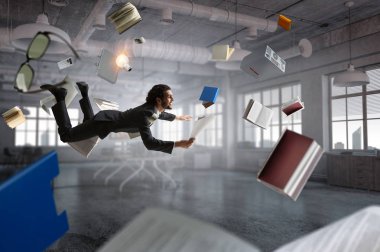 Neşeli mutlu iş adamı yatay olarak yükseliyor.