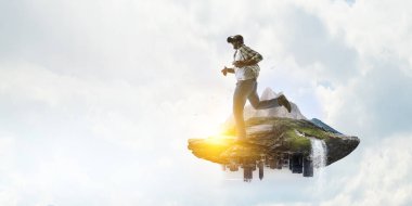 Siyah bir erkek üzerinde sanal gerçeklik kulaklığı. Karışık ortam