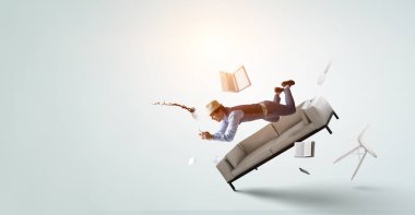 Gülümseyen neşeli levitating genç adam