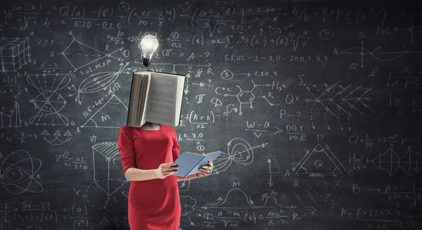 Mujer con cabeza de libro. Concepto de eficiencia empresarial. Medios mixtos — Foto de Stock