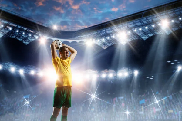 Jugador de fútbol en el estadio en acción. Medios mixtos — Foto de Stock