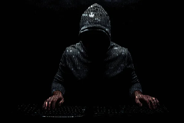 Hacker in felpa con cappuccio tema scuro — Foto Stock