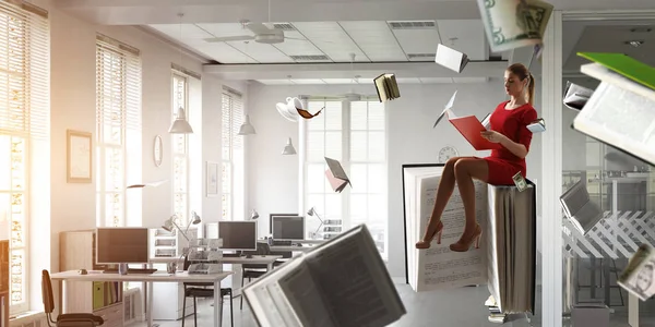 Mujer joven leyendo un libro. Medios mixtos —  Fotos de Stock