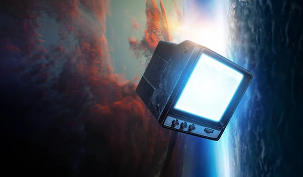 Ретро-телевизор в космосе — стоковое фото