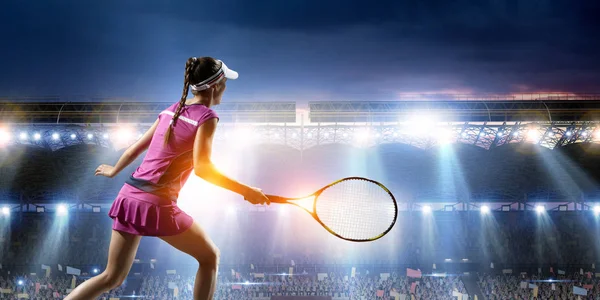 年轻女子在打网球.混合媒体 — 图库照片