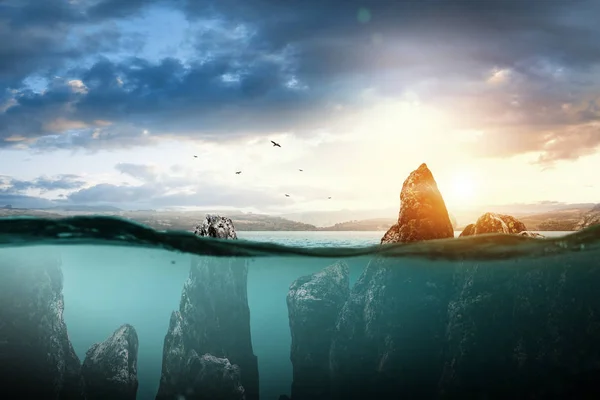 Rochers dans la mer, la beauté de la nature — Photo