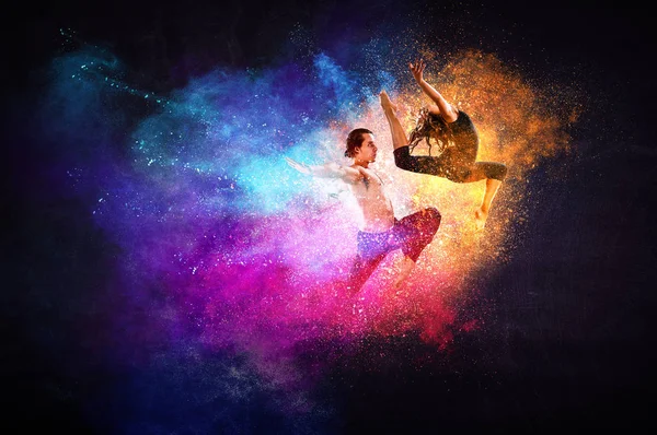 Jovens bailarinos modernos em um salto. Meios mistos — Fotografia de Stock