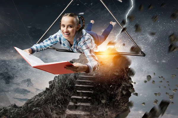 Ung kvinna som flyger på hängglidare. Blandade medier — Stockfoto