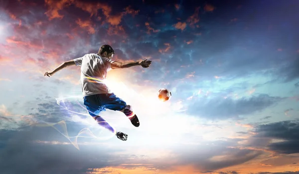 Jugador de fútbol en el estadio en acción. Medios mixtos — Foto de Stock