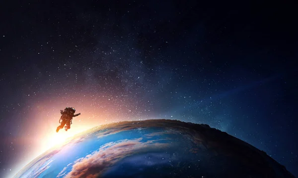 Hombre del espacio y planeta, concepto humano en el espacio — Foto de Stock