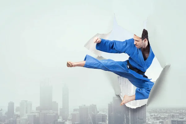 Effetto della carta strappata con battito di karate — Foto Stock