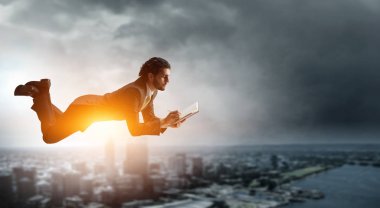 Neşeli mutlu iş adamı yatay olarak yükseliyor.