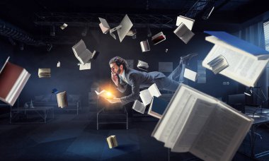 Neşeli mutlu iş adamı yatay olarak yükseliyor.