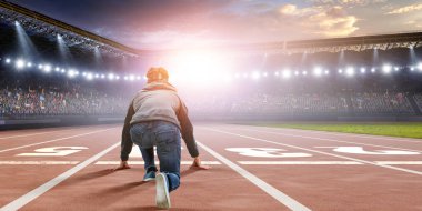 Sanal gerçeklikteki genç adam. Karışık ortam