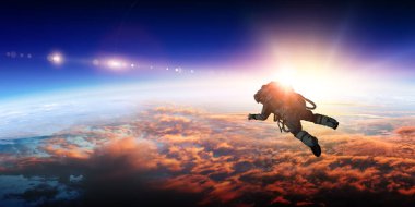 Gezegen yörüngesindeki astronot.