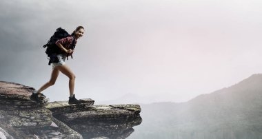 Sırt çantalı gezgin kadın turist