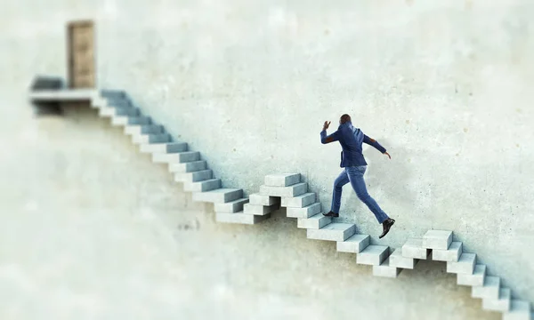 Svart affärsman klättra sten trappor illustrerar karriärutveckling och framgång koncept. Blandade medier — Stockfoto