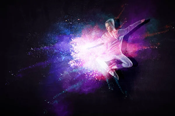Bailarina moderna saltando en sudadera con capucha con fondo de salpicaduras de colores. Medios mixtos —  Fotos de Stock