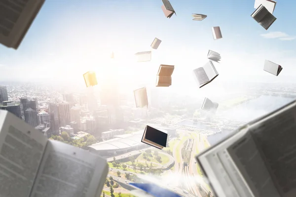 Книги, летающие в небе — стоковое фото