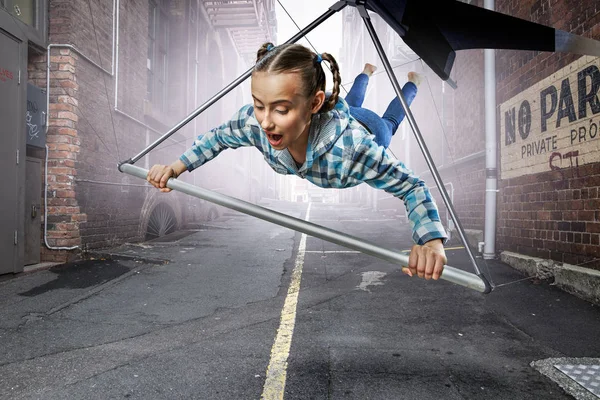 Ung kvinna som flyger på hängglidare. Blandade medier — Stockfoto