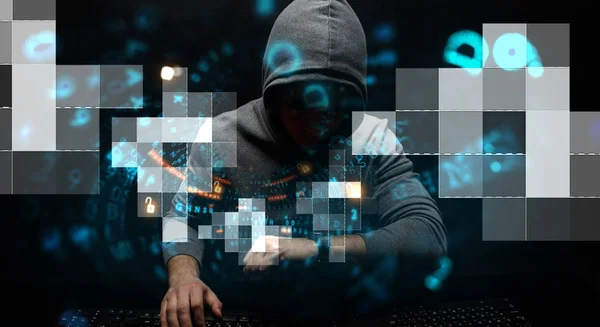 Hacker em tema escuro com capuz — Fotografia de Stock