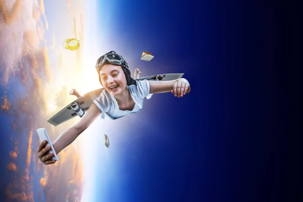 Flicka som flyger med självgjorda vingar. Blandade medier — Stockfoto