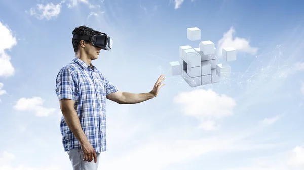 Досвід віртуальної реальності. Технології майбутнього. Змішані носії — стокове фото
