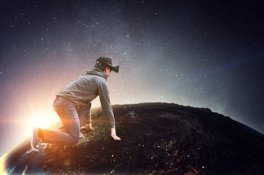 Sanal gerçeklikteki genç adam. Karışık ortam