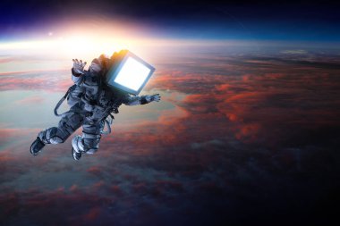 Uzayda televizyon başında bir astronot. Karışık ortam.