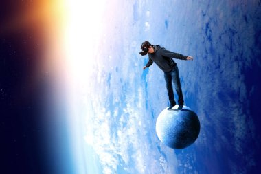 Sanal gerçeklik deneyimi, sanal gerçeklik gözlüklü genç adam.