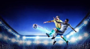 Stadyumdaki futbol oyuncuları iş başında. Karışık ortam