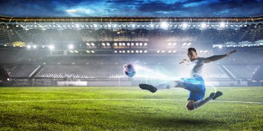Stadyumdaki futbolcu iş başında. Karışık ortam
