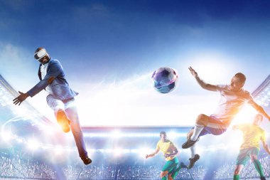 Stadyumdaki futbol oyuncuları iş başında. Karışık ortam