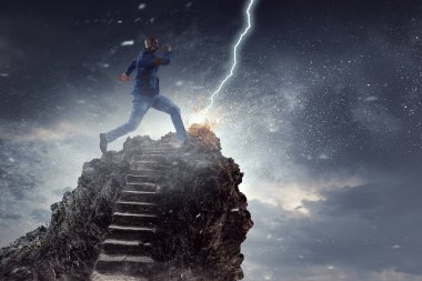 Neşeli siyah adam günlük giysiler giyip etrafta koşuşturuyor. Karışık ortam