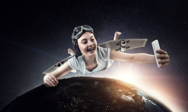 Kendi kendini yetiştirmiş uçak kanadıyla uç.