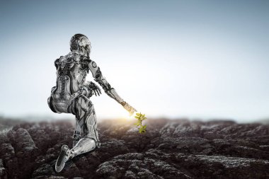 Cyborg gümüş kadın dizlerinin üzerinde oturuyor ve gülümsüyor.