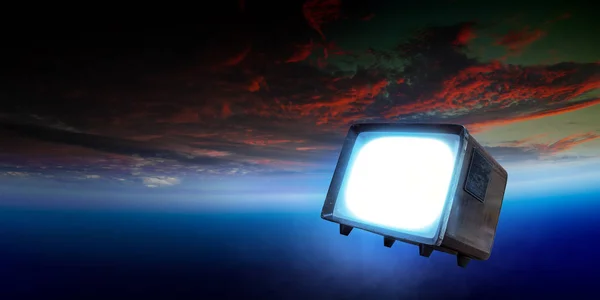 Retro TV latające w przestrzeni — Zdjęcie stockowe