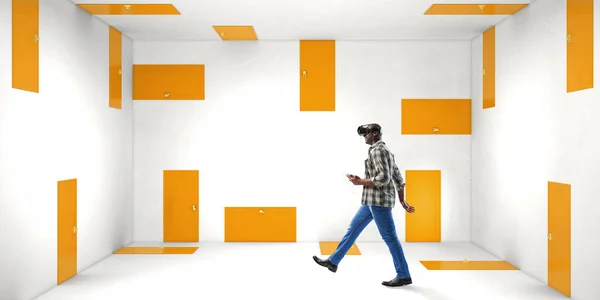 Toma de decisiones correcta y realidad virtual. Medios mixtos —  Fotos de Stock
