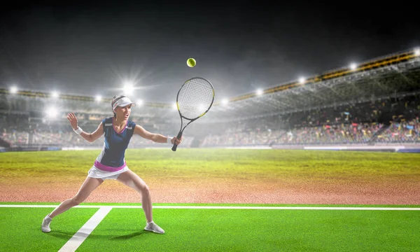 Jonge vrouw die tennis speelt in actie. Gemengde media — Stockfoto