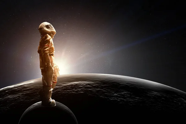Διαστημάνθρωπος και ο πλανήτης Γη αφηρημένο θέμα — Φωτογραφία Αρχείου